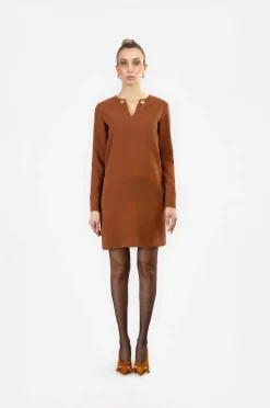 abito dritto con scollo a "v" in tessuto  bistretch tabacco