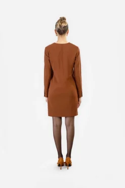 abito dritto con scollo a "v" in tessuto  bistretch tabacco