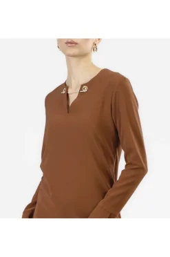 abito dritto con scollo a "v" in tessuto  bistretch tabacco