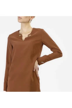 abito dritto con scollo a "v" in tessuto  bistretch tabacco