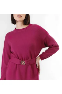 abito in maglia girocollo con cintura magenta