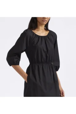 abito lungo con maniche ampie nero