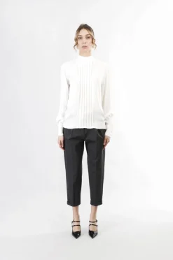 blusa con pieghe davanti e fusciacca al collo burro