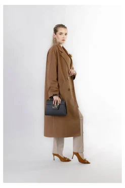 borsa a mano con pattina in saffiano con logo ovale smaltato in tono nero