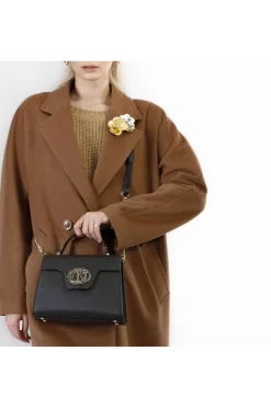 borsa a mano con pattina in saffiano con logo ovale smaltato in tono nero