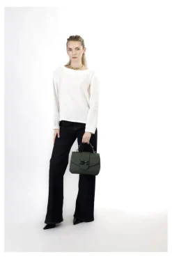 borsa a mano con pattina con  applicazione di morsetto verniciato verde