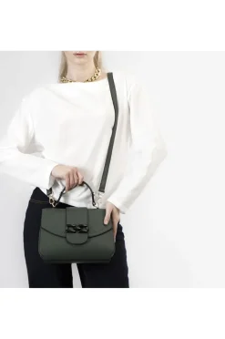 borsa a mano con pattina con  applicazione di morsetto verniciato verde