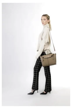 borsa a mano con pattina  in materiale granoso ed effetto suede fango