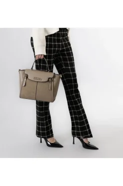 borsa a mano con pattina  in materiale granoso ed effetto suede fango