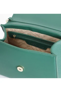 borsa a mano con pattina in saffiano con logo ovale smaltato in tono verde