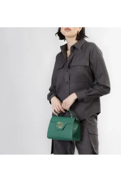 borsa a mano con pattina in saffiano con logo ovale smaltato in tono verde