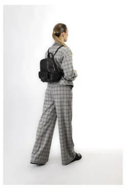 borsa a mano con pattina  in materiale granoso ed effetto suede  sul davanti, ta nero