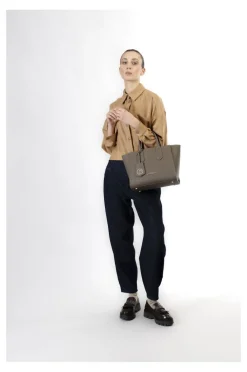 borsa a mano in saffiano e maxi charm grigio