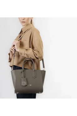 borsa a mano in saffiano e maxi charm grigio