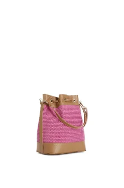 borsa a secchiello in rafia con coulisse con rifiniture in pelle e ciondolo fuxia/cuoio