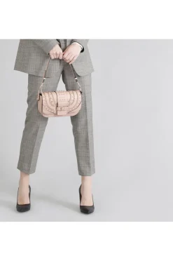 borsa a spalla con borchie e catene cipria