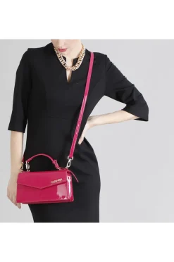 borsa a spalla effetto vernice fuxia