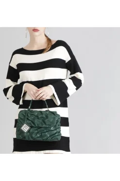 borsa con pattina con lavorazione goffrata verde