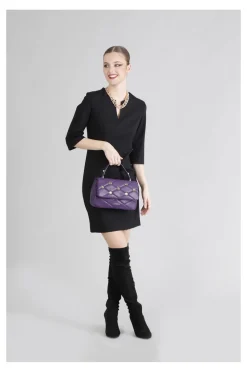 borsa media con pattina trapuntata con borchie esagonali viola