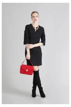 borsa piccola con pattina trapuntata con borchie esagonali rosso