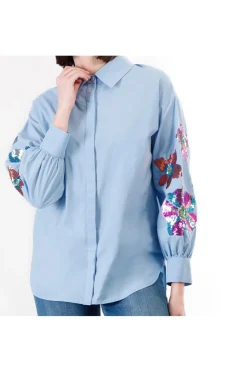 camicia in popeline con ricamo pailettes celeste