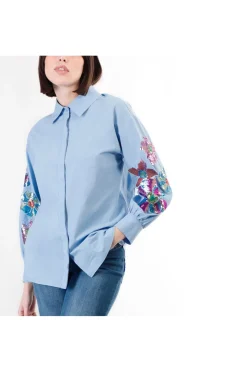 camicia in popeline con ricamo pailettes celeste