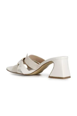 ciabatta in camoscio e nappa con accessorio catena sabbia