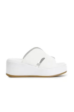 ciabatta su fondo zeppa bianco