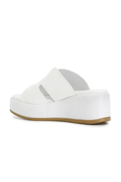 ciabatta su fondo zeppa bianco