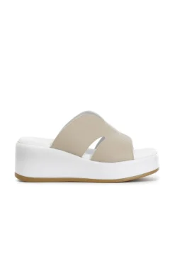 ciabatta su fondo zeppa sabbia