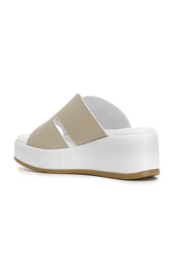 ciabatta su fondo zeppa sabbia