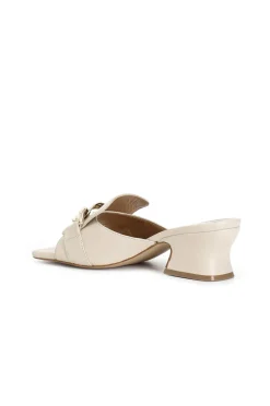 ciabatte in pelle con catena burro