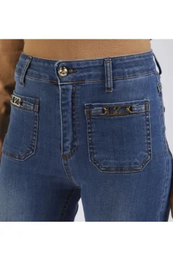 denim  flare con tasche a toppa blu medio chiaro