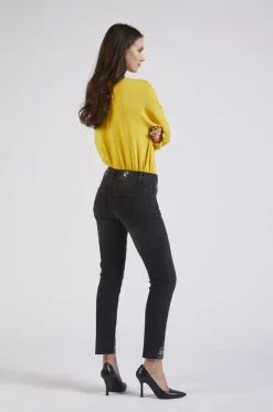 denim slim con stras al fondo grigio