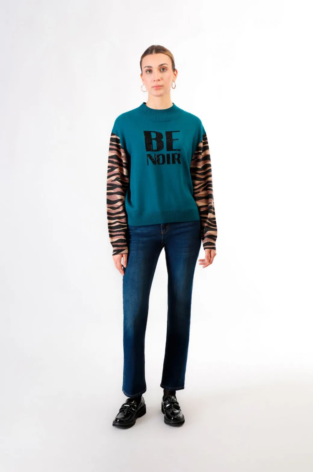 maglia collo a ciclista  con logo "be noir" con maniche stampate multiverde