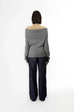 maglia con scollo a barca fumo