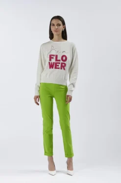 maglia girocollo con scritta "be a flower" bianco