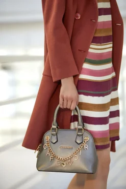 mini bag con lettere pendenti