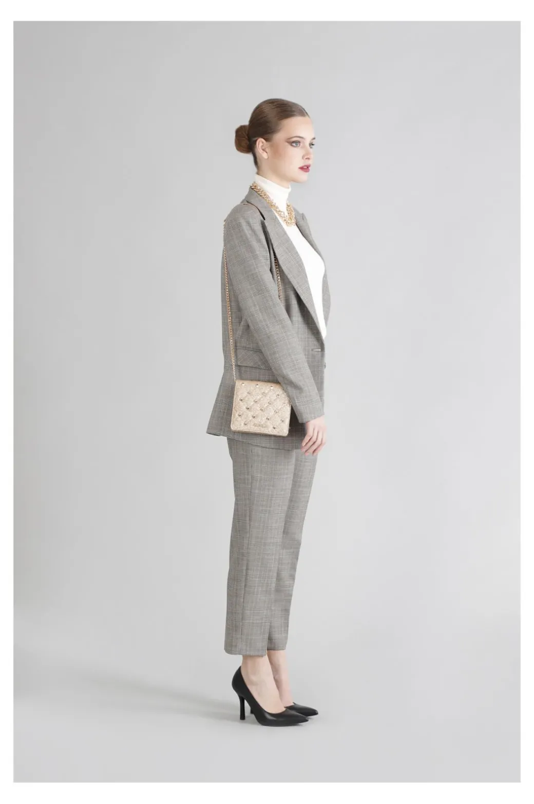 mini bag glitterata con borchie esagonali oro