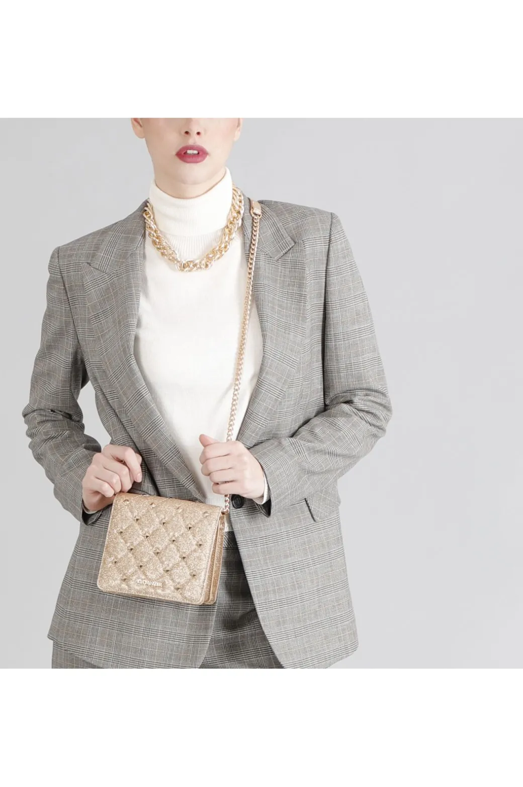 mini bag glitterata con borchie esagonali oro