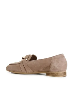 mocassini in pelle scamosciata con morsetto catena taupe