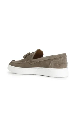 mocassini uomo in pelle scamosciata con nappine e suola a cassetta taupe