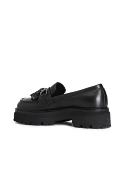 mocassino da donna in pelle con morsetto e nappine nero