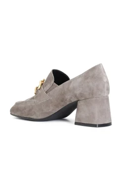 mocassino in camoscio con accessorio e tacco 60 mm taupe