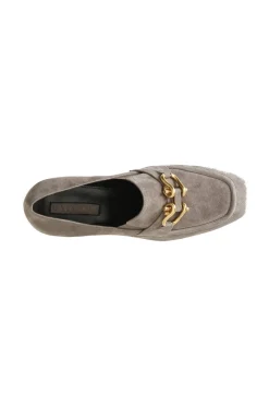 mocassino in camoscio con accessorio e tacco 60 mm taupe