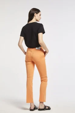pantaloni slim tinto capo realizzati in tessuto di cotone elasticizzato mango