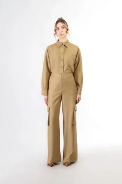 pantaloni wide con tasconi cammello