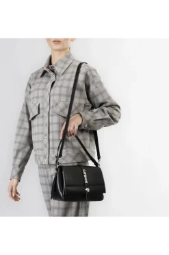 pattina con dettaglio lettering in metallo nero