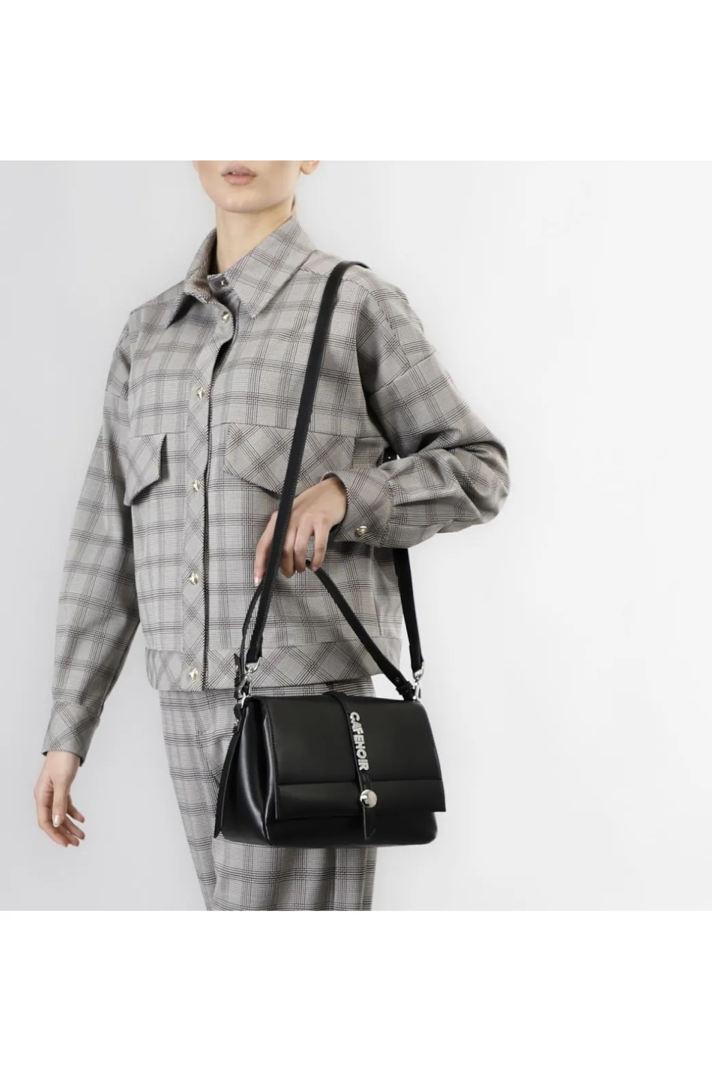 pattina con dettaglio lettering in metallo nero