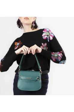 pattina in pelle con tracolla corta, passante con lettering verde